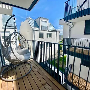 Апартаменты Modern With Balcony & Free Parking - Nearby Metro, Вена